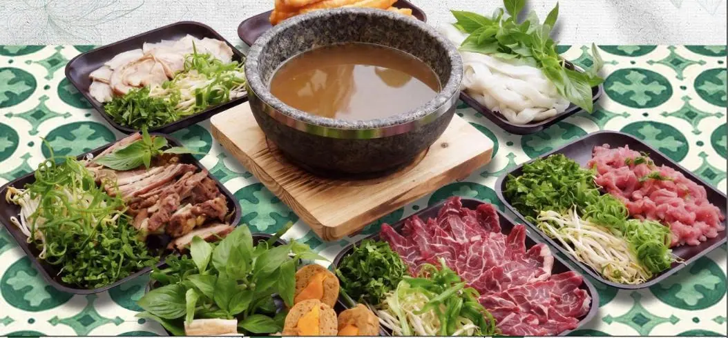 Mâm Phở Bát Đá FAVOS — bát đá nước dùng nóng, bánh phở, thịt bò tái, gầu, bắp hoa và rau thơm