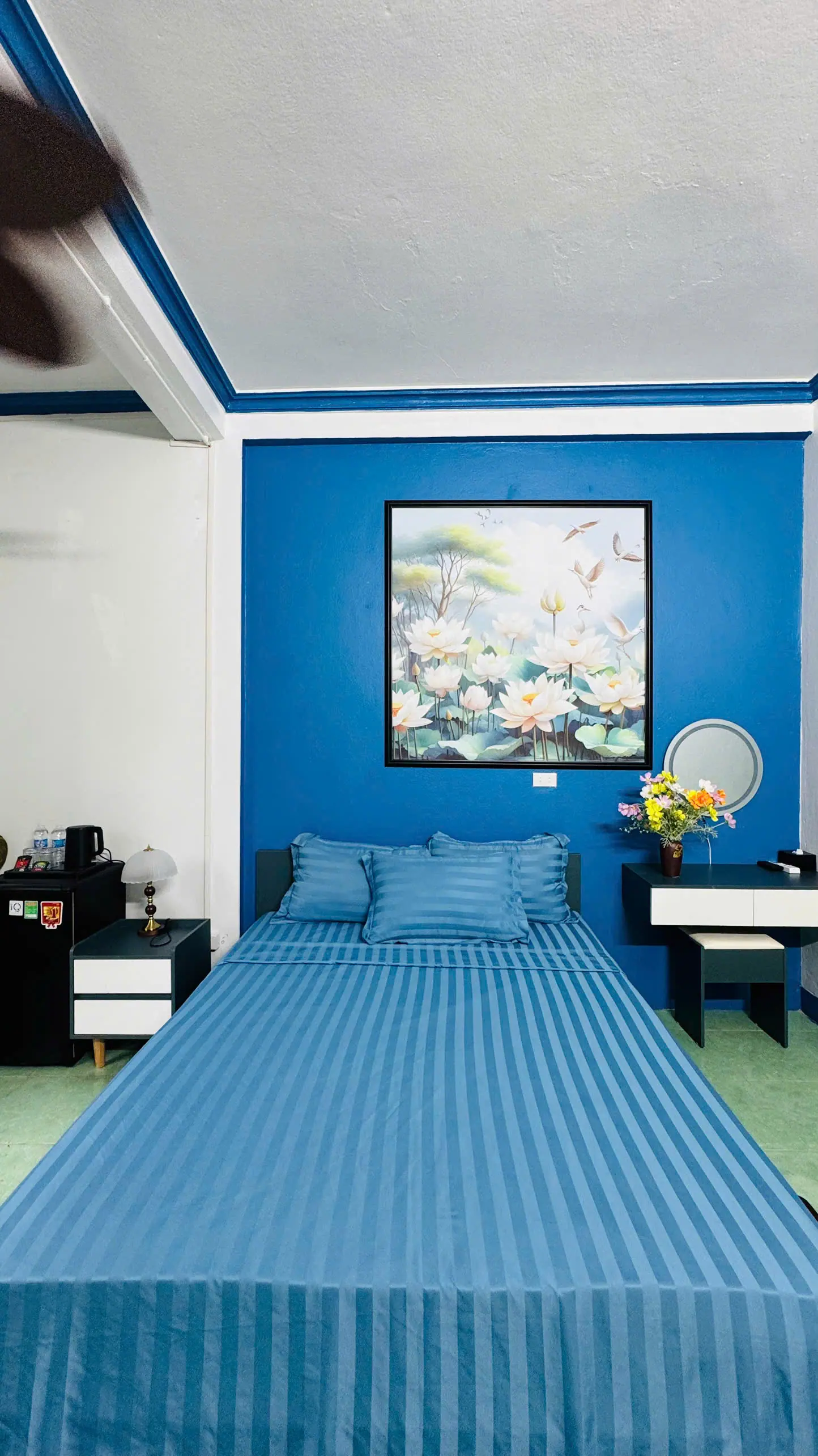Double Room Street View 203 — giường đôi, rèm hoa lá