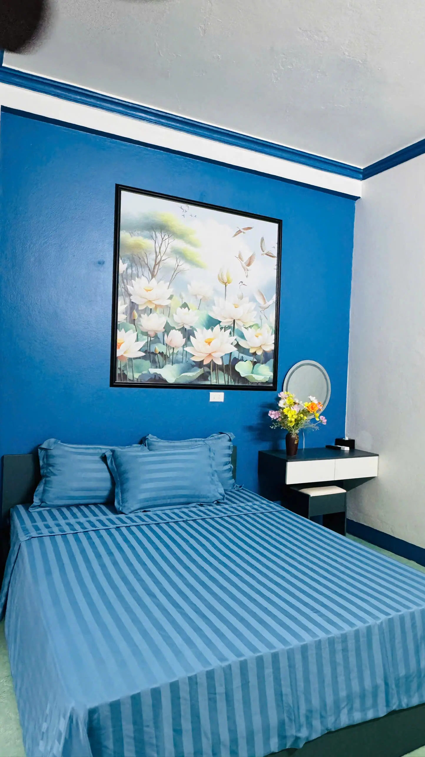 Double Room Street View 203 — tủ lạnh và tủ quần áo