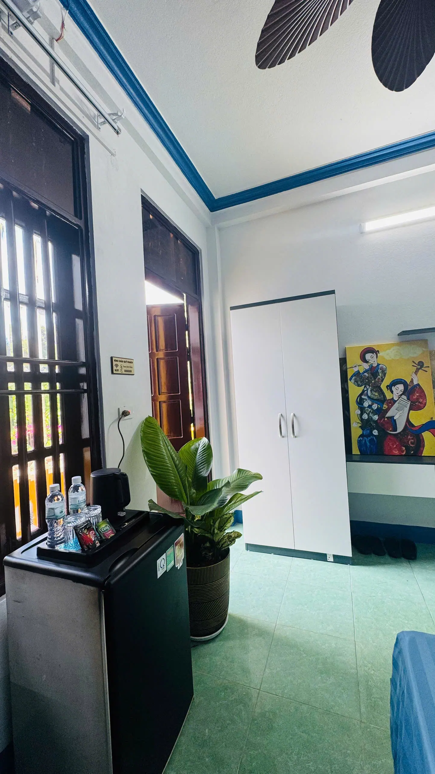 Mountain Double Room 201 — giường đôi, tranh hoa sen