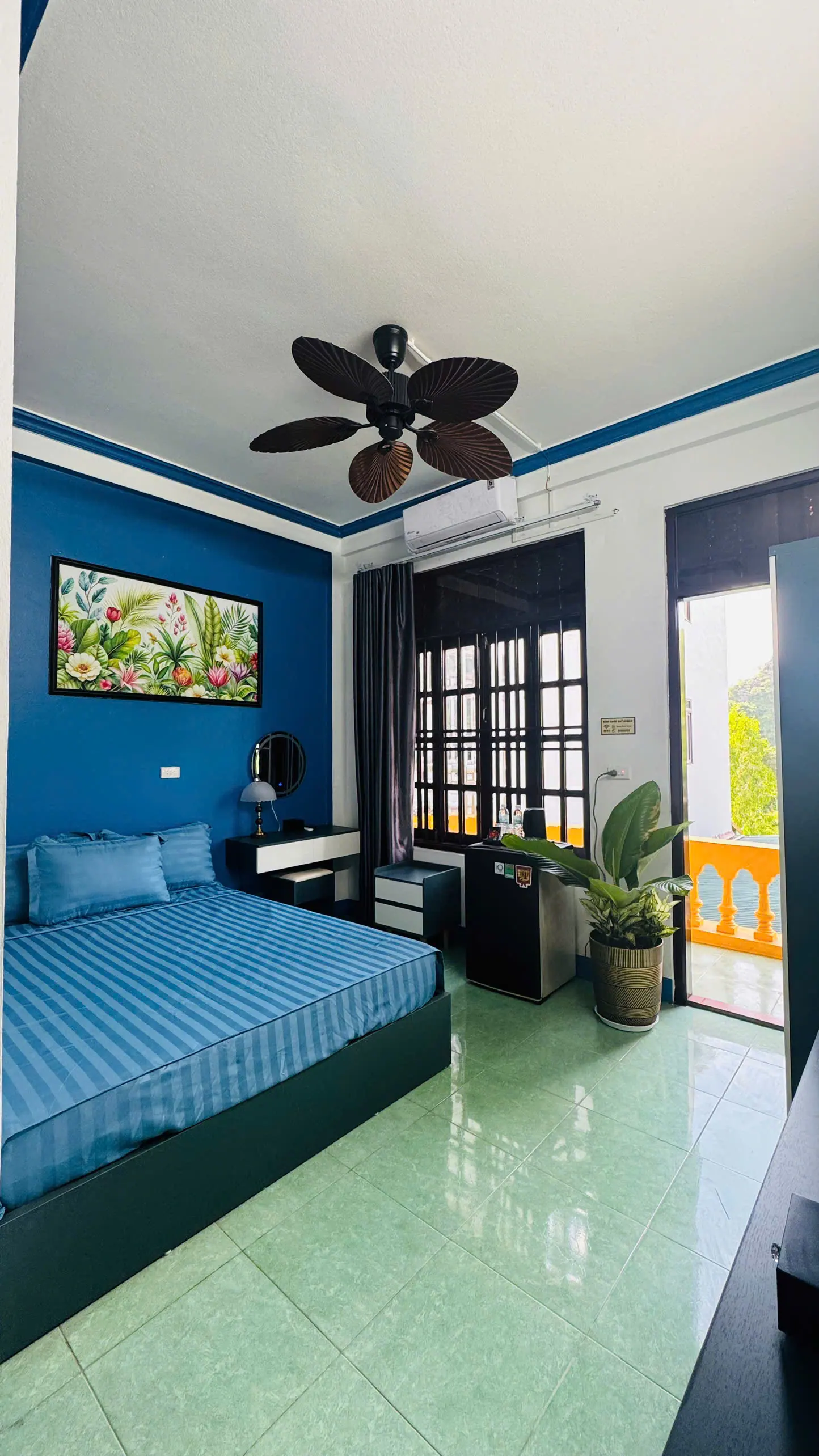 Mountain Double Room 201 — góc bàn và tủ
