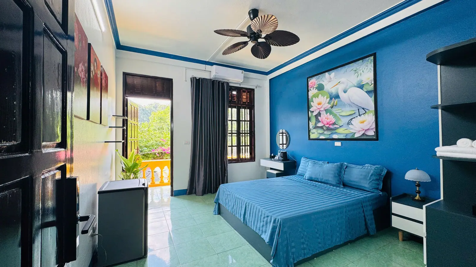 Mountain Double Room 202 — nhìn toàn phòng