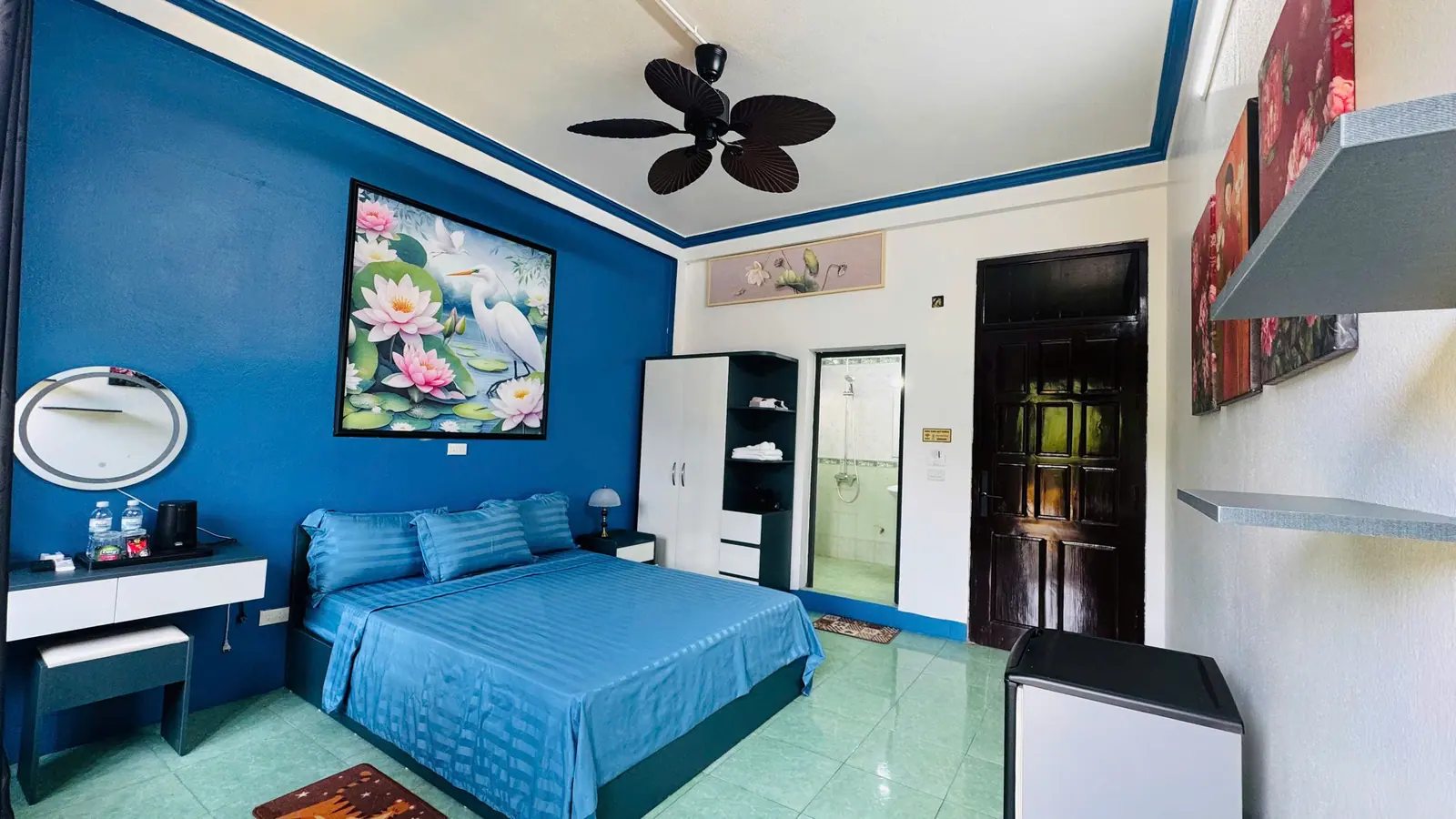 Mountain Double Room 202 — cửa sổ nhìn ra núi