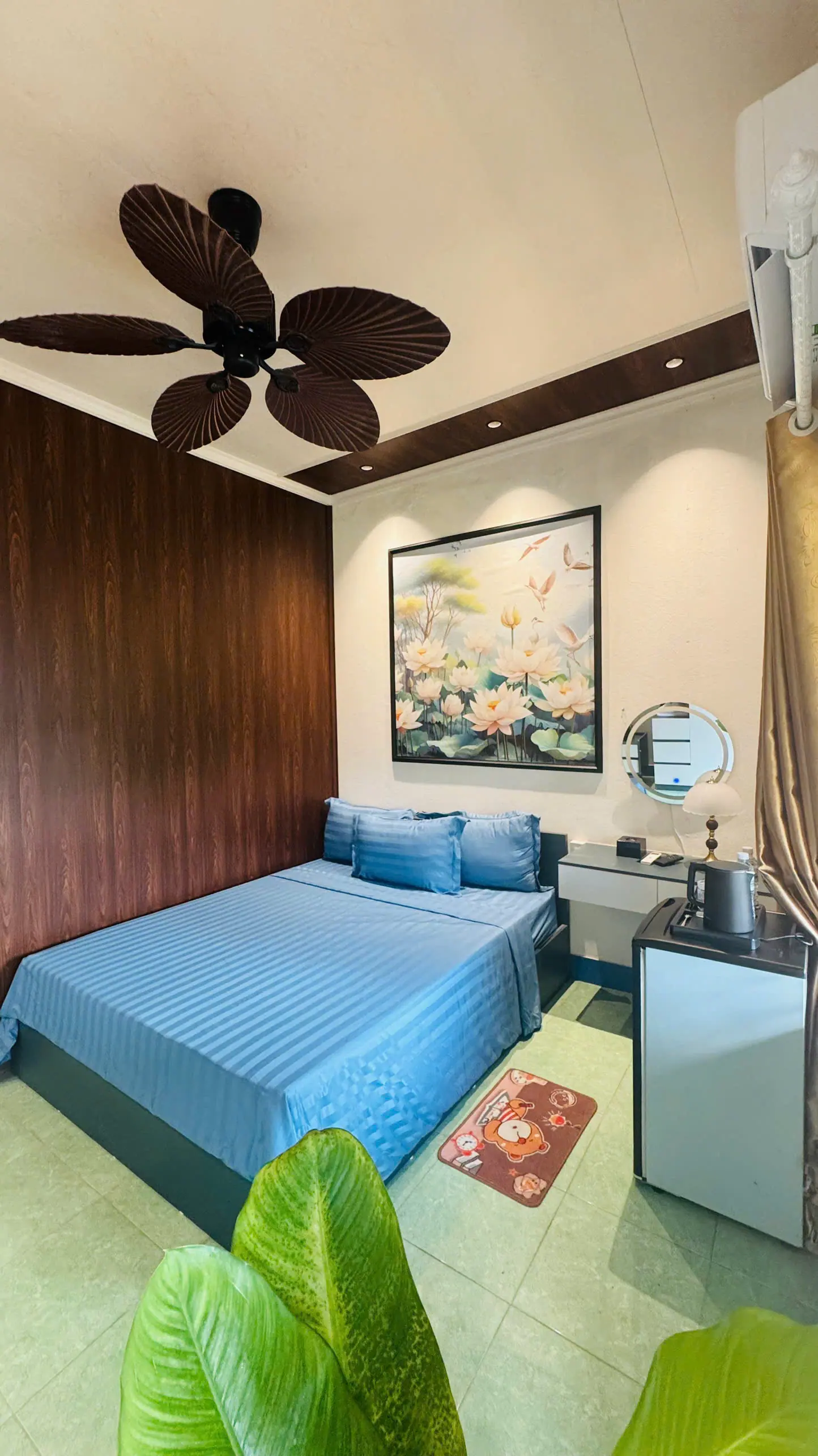 Mountain Double Room 301 — góc tủ quần áo