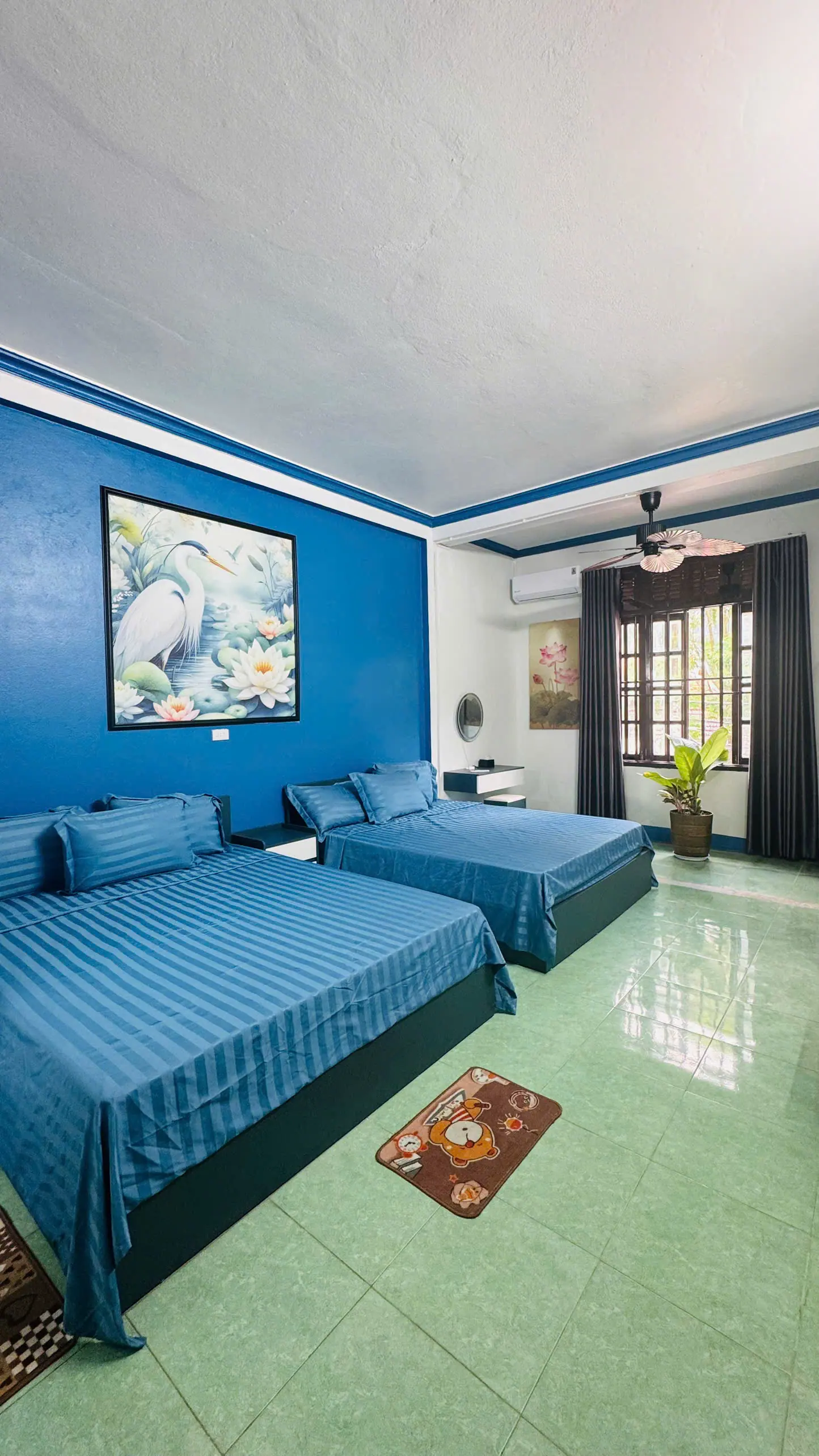 Street Family Room 204 — góc tủ và bàn