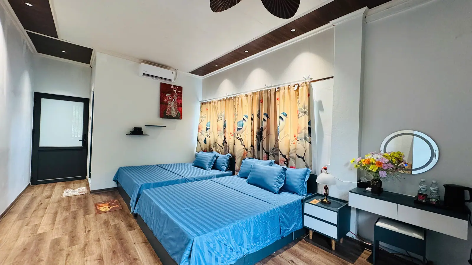 Family Room Street View 304 — cửa sổ hướng phố