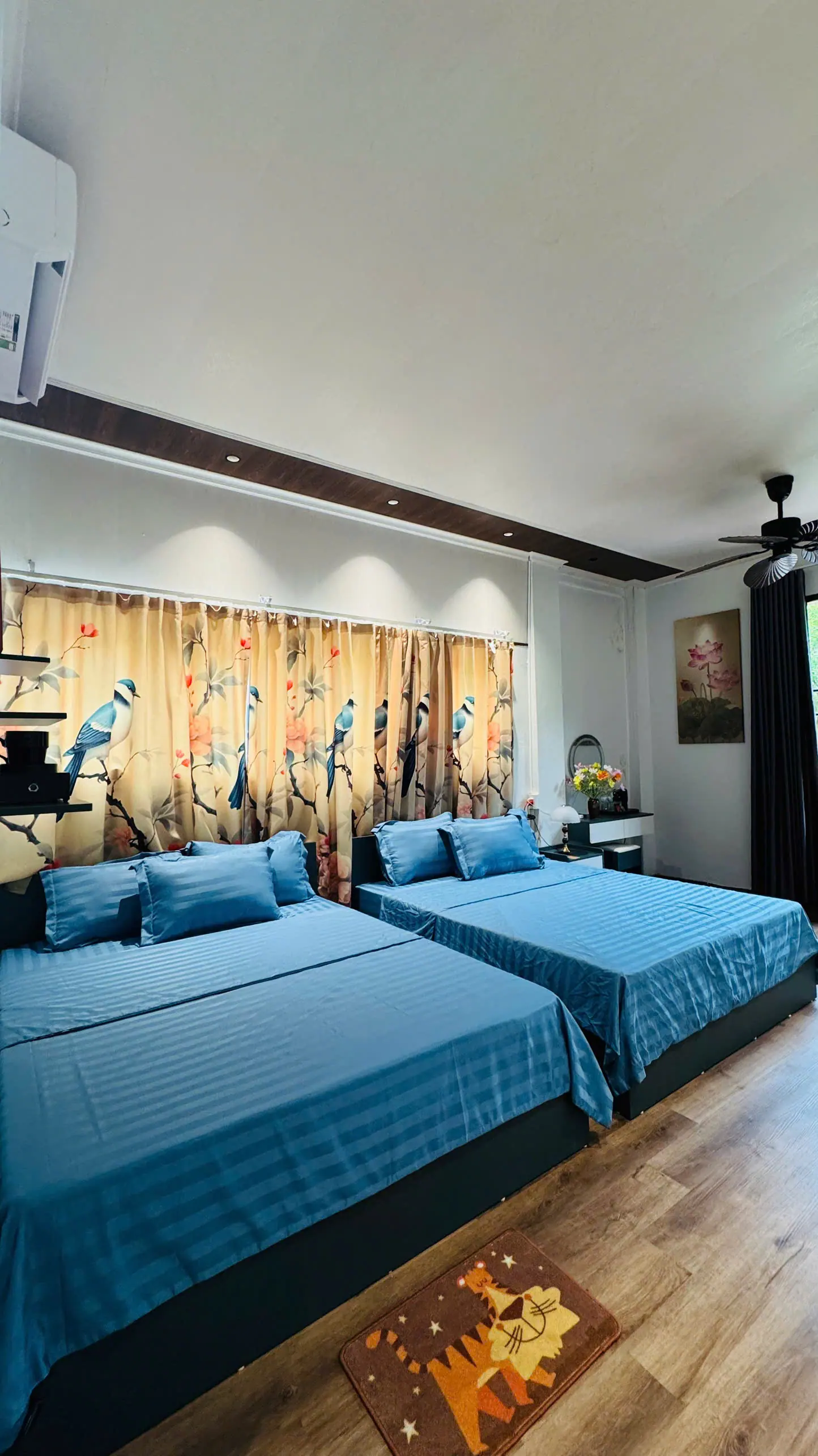 Family Room Street View 304 — góc bàn trang điểm