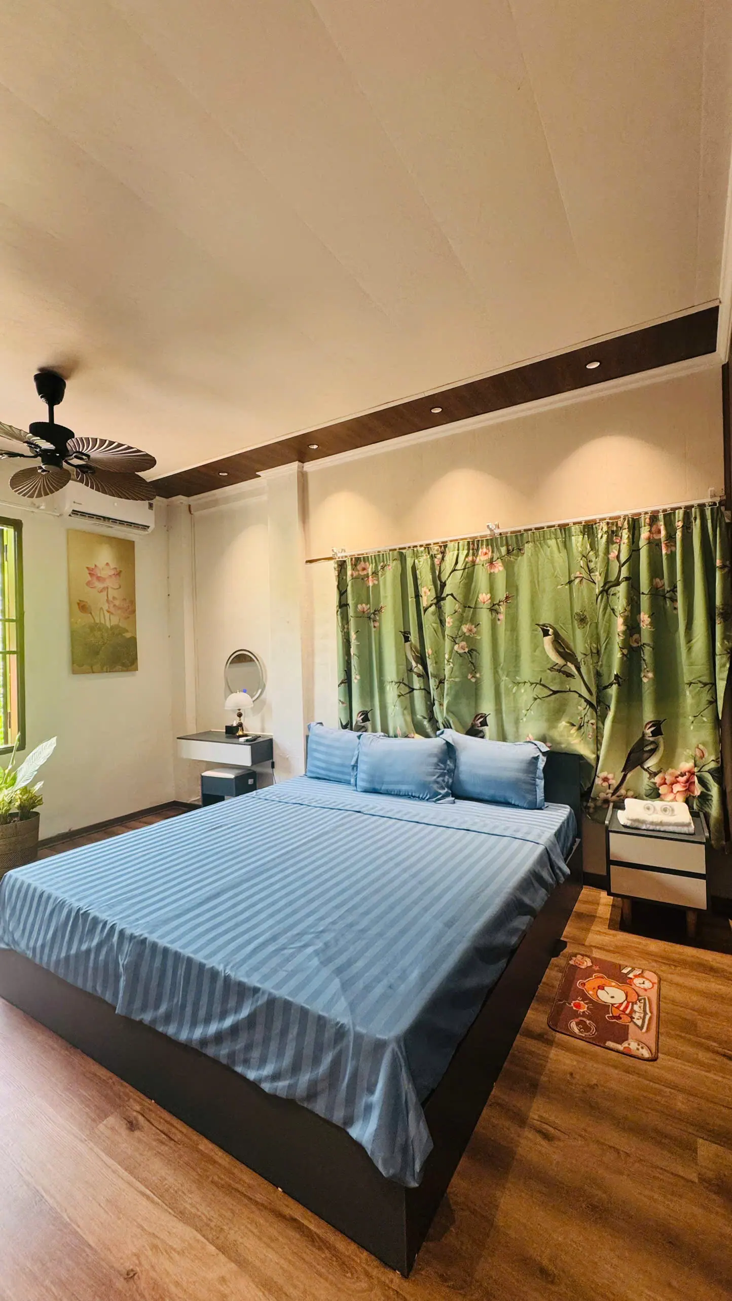 Street Luxury Room 303 — góc bàn trang điểm