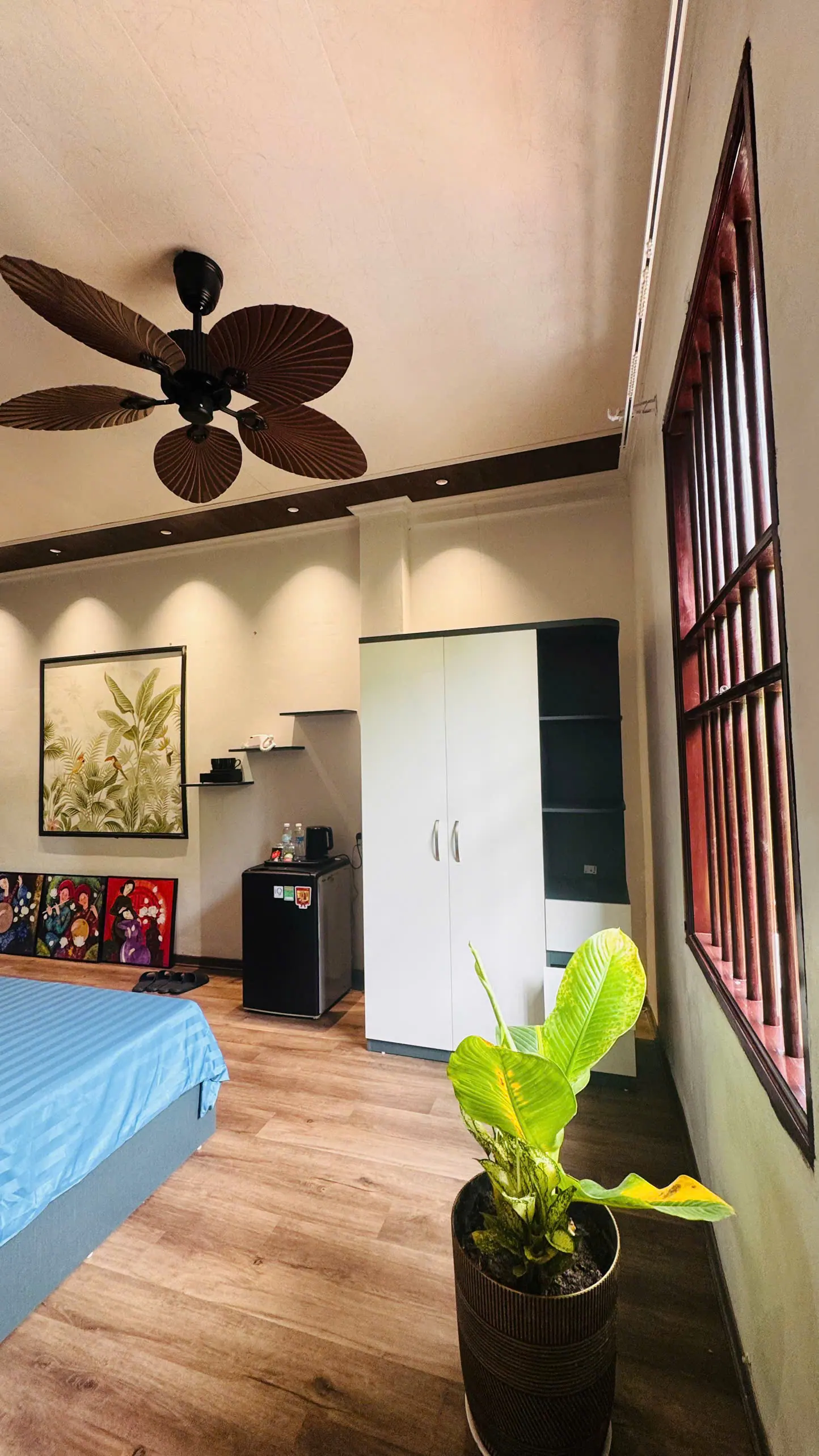 Street Luxury Room 303 — cửa sổ hướng phố