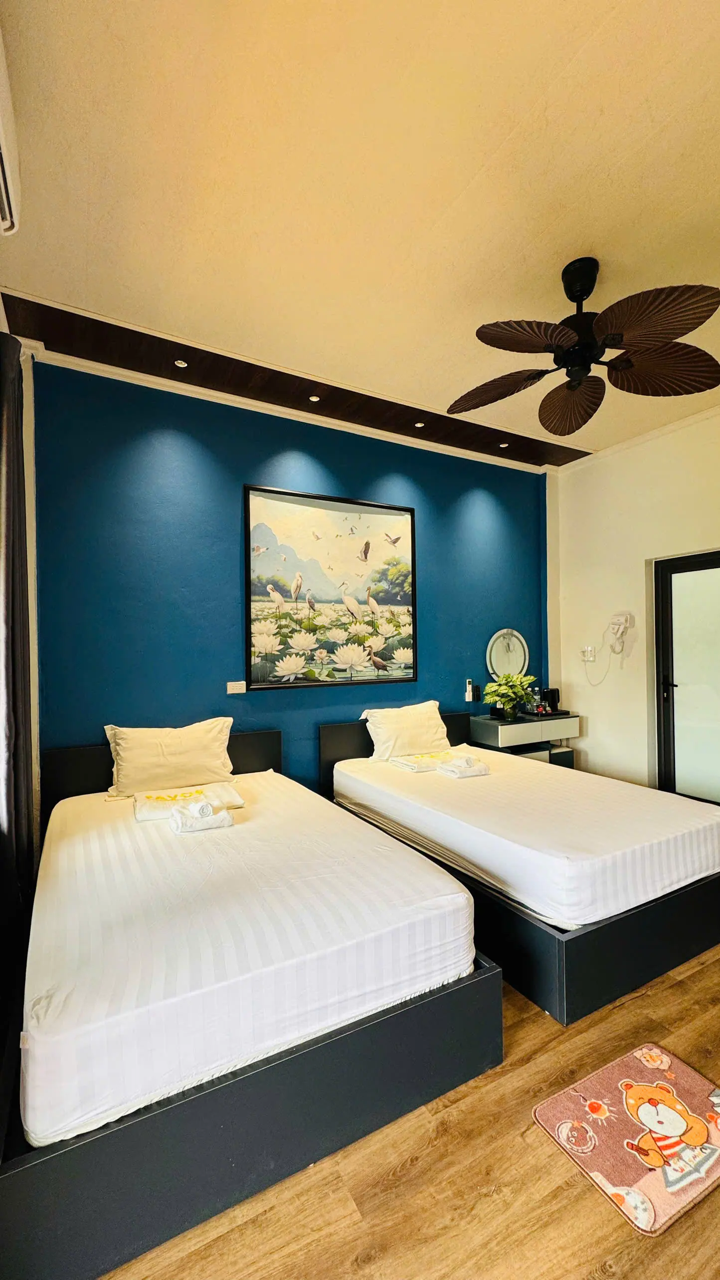 Twin Room Mountain View 302 — nhìn toàn phòng