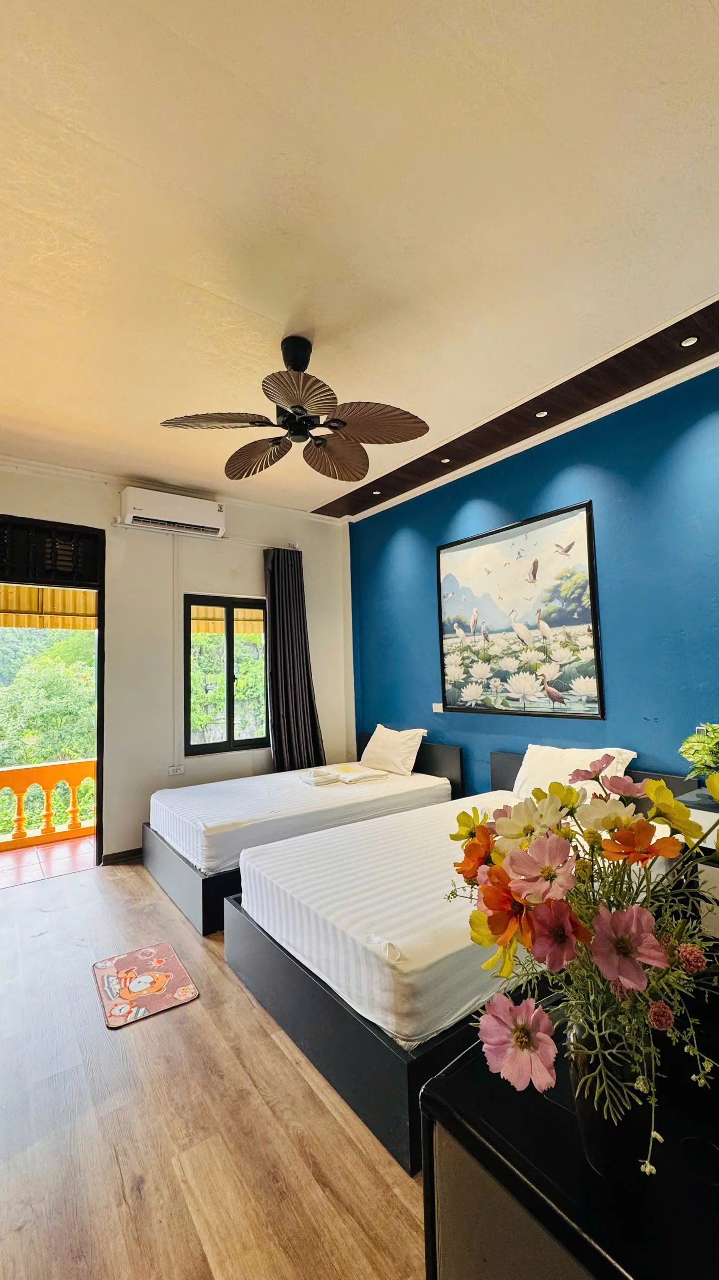 Twin Room Mountain View 302 — góc nghỉ