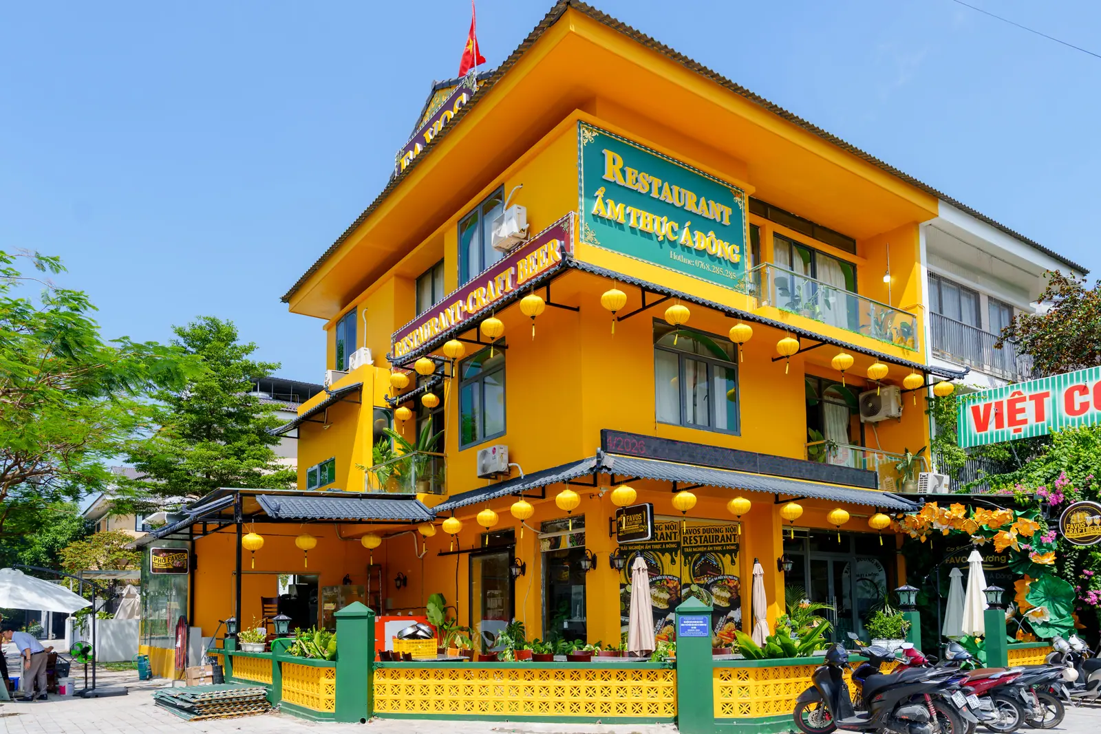 Nhà Hàng Favos Dương Nội — mặt tiền vàng phong cách Á Đông