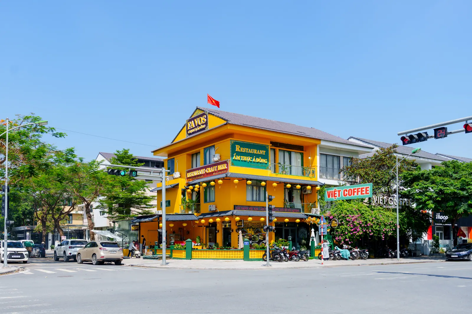 Nhà Hàng Favos Dương Nội nhìn từ phố An Phú Shop Villa