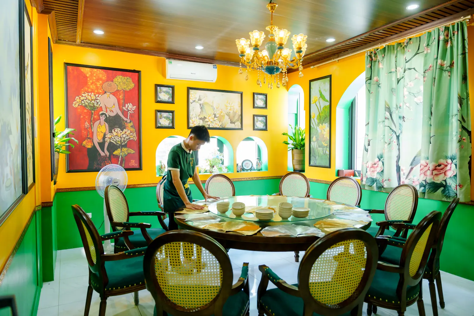 Phòng riêng bàn tròn tại Nhà Hàng Favos