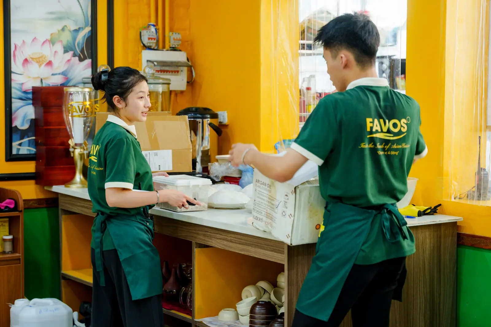 Nhân viên Favos chuẩn bị phục vụ khách