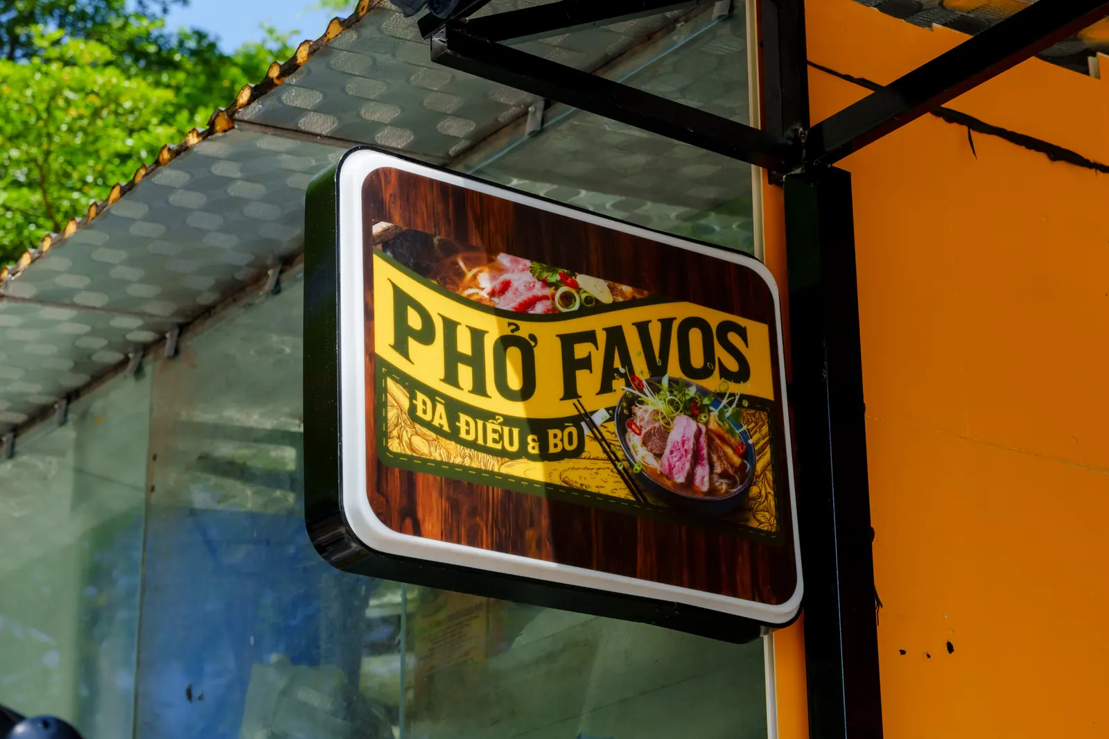 Biển hiệu Phở Favos — đà điểu và bò