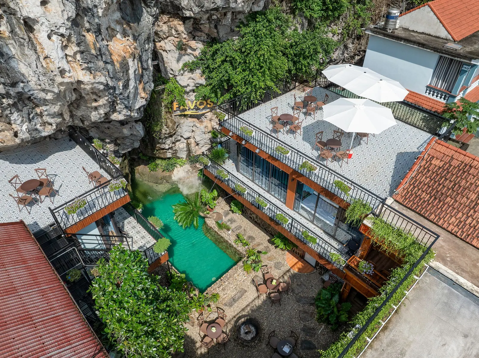 Favos Ninh Bình nằm dưới chân núi đá vôi