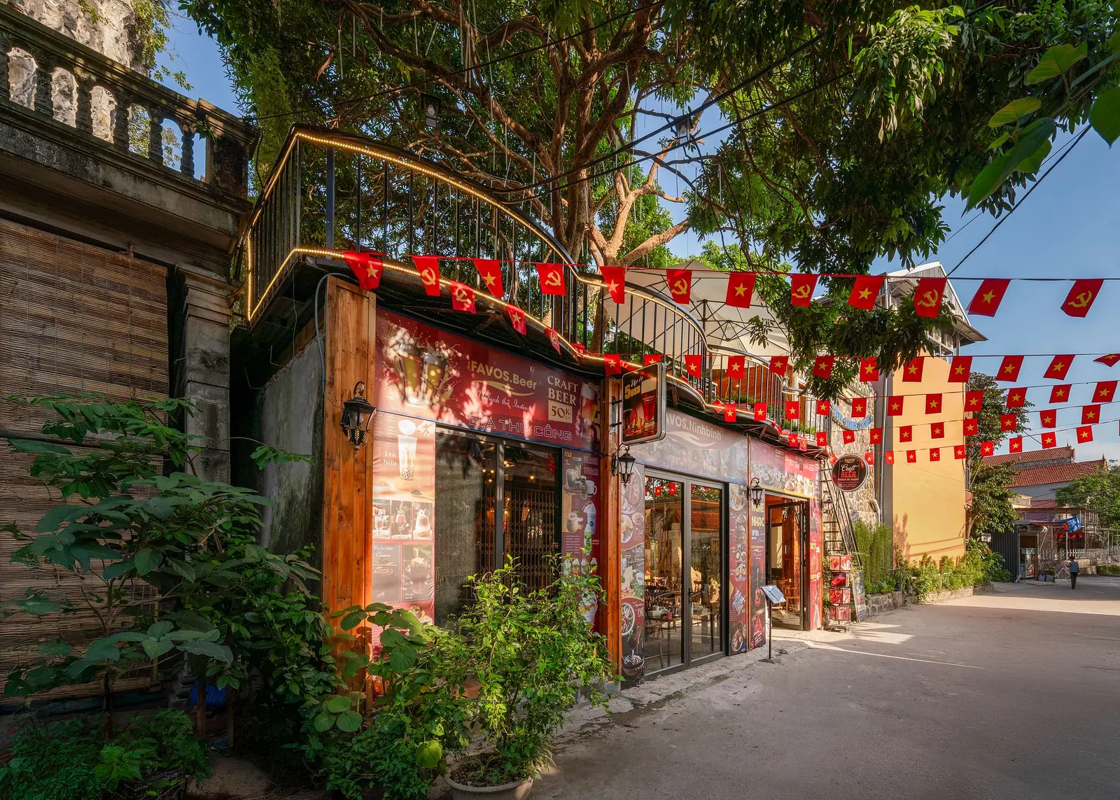 Biển hiệu Favos Ninh Bình — Resort, Dorm, Coffee, Bistro