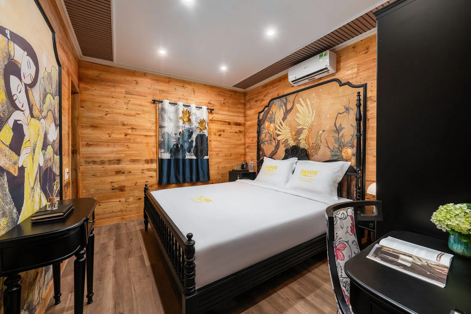Phòng Deluxe giường đôi — nội thất gỗ và tranh sơn mài
