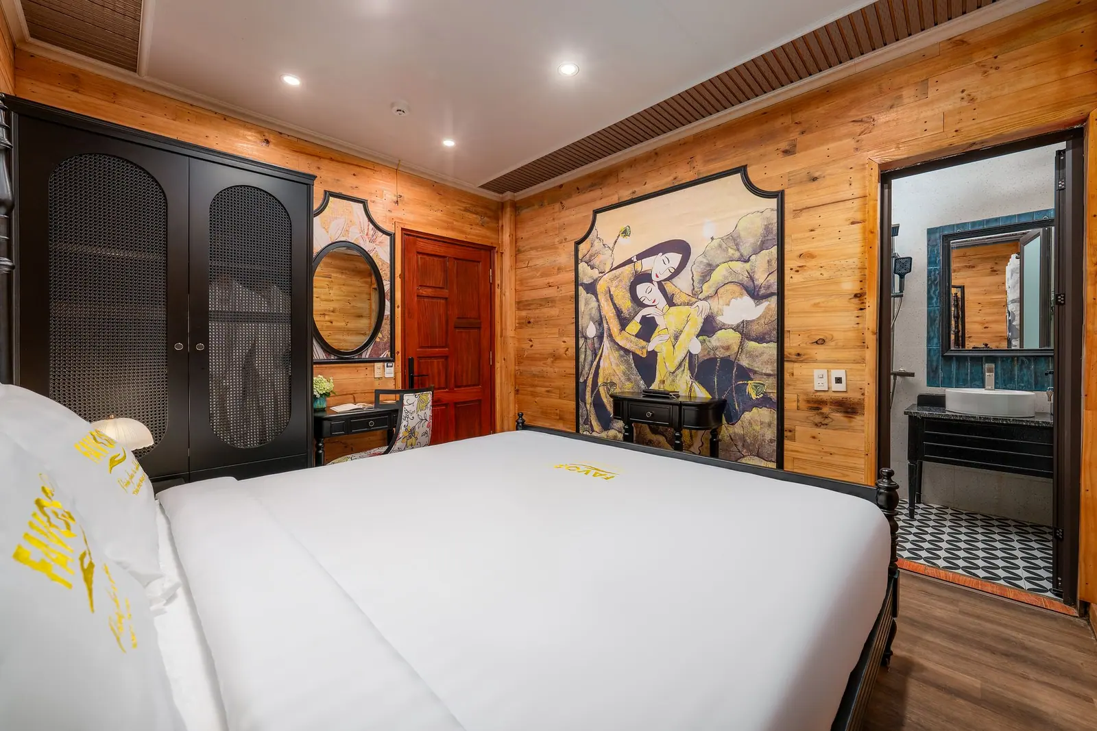 Phòng Deluxe giường đôi — tủ quần áo và bàn làm việc