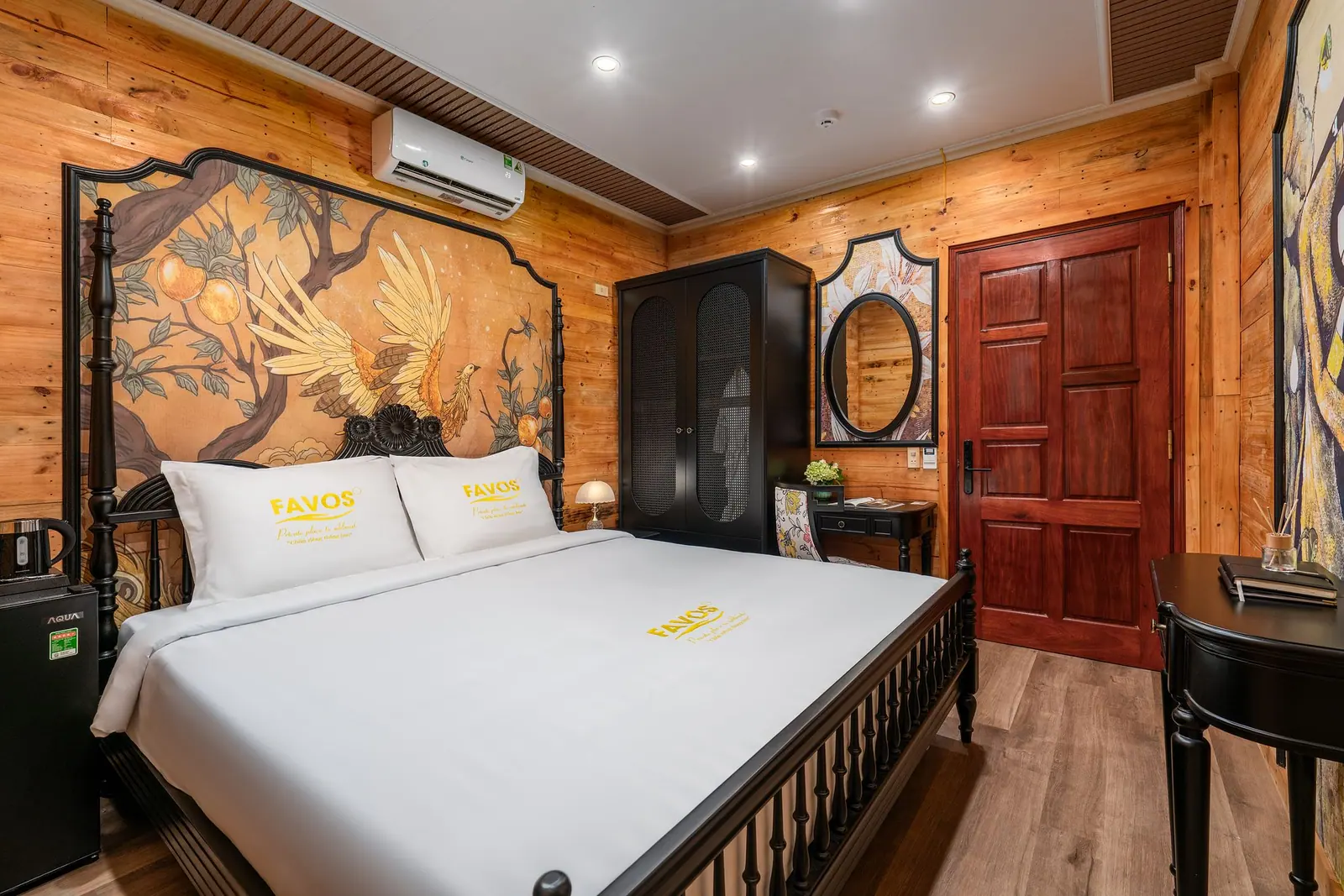 Phòng Deluxe giường đôi — góc nhìn từ cửa