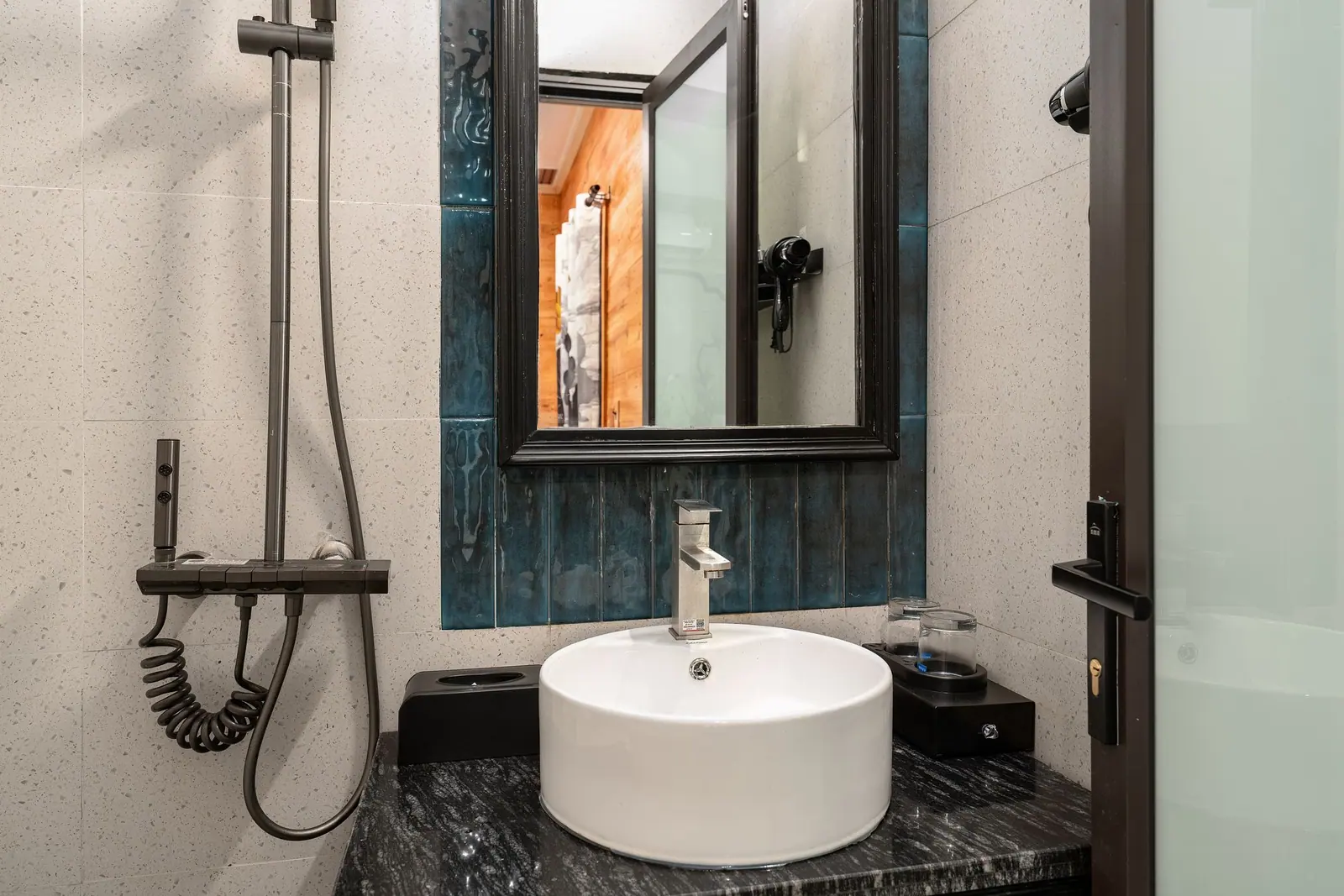 Phòng Deluxe giường đôi — bồn rửa và gương