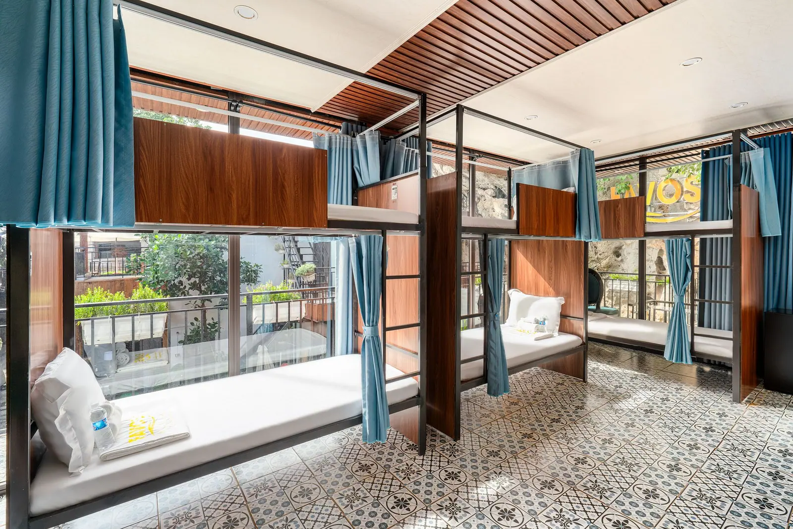 Phòng tập thể nam & nữ — cửa sổ nhìn ra núi