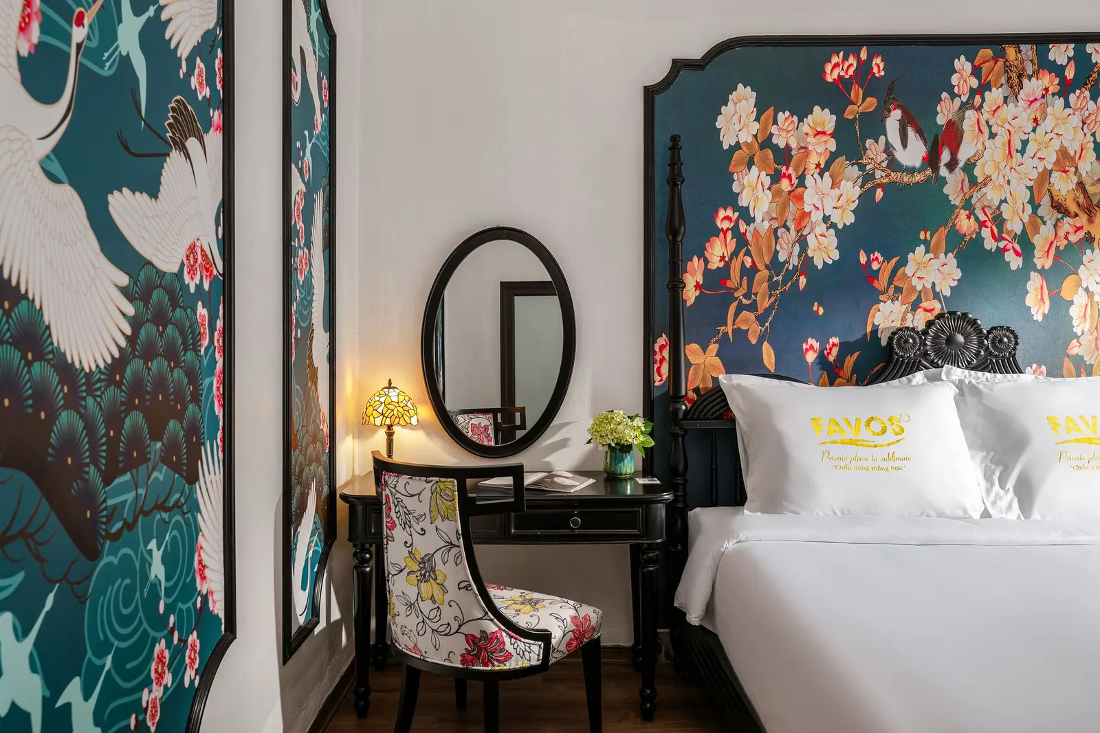 Phòng giường đôi hướng núi — góc bàn trang điểm