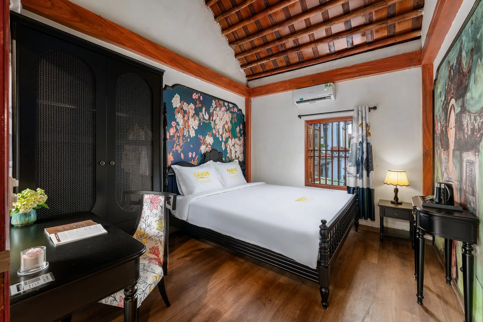 Phòng giường đôi hướng vườn — giường đôi và tranh hoa