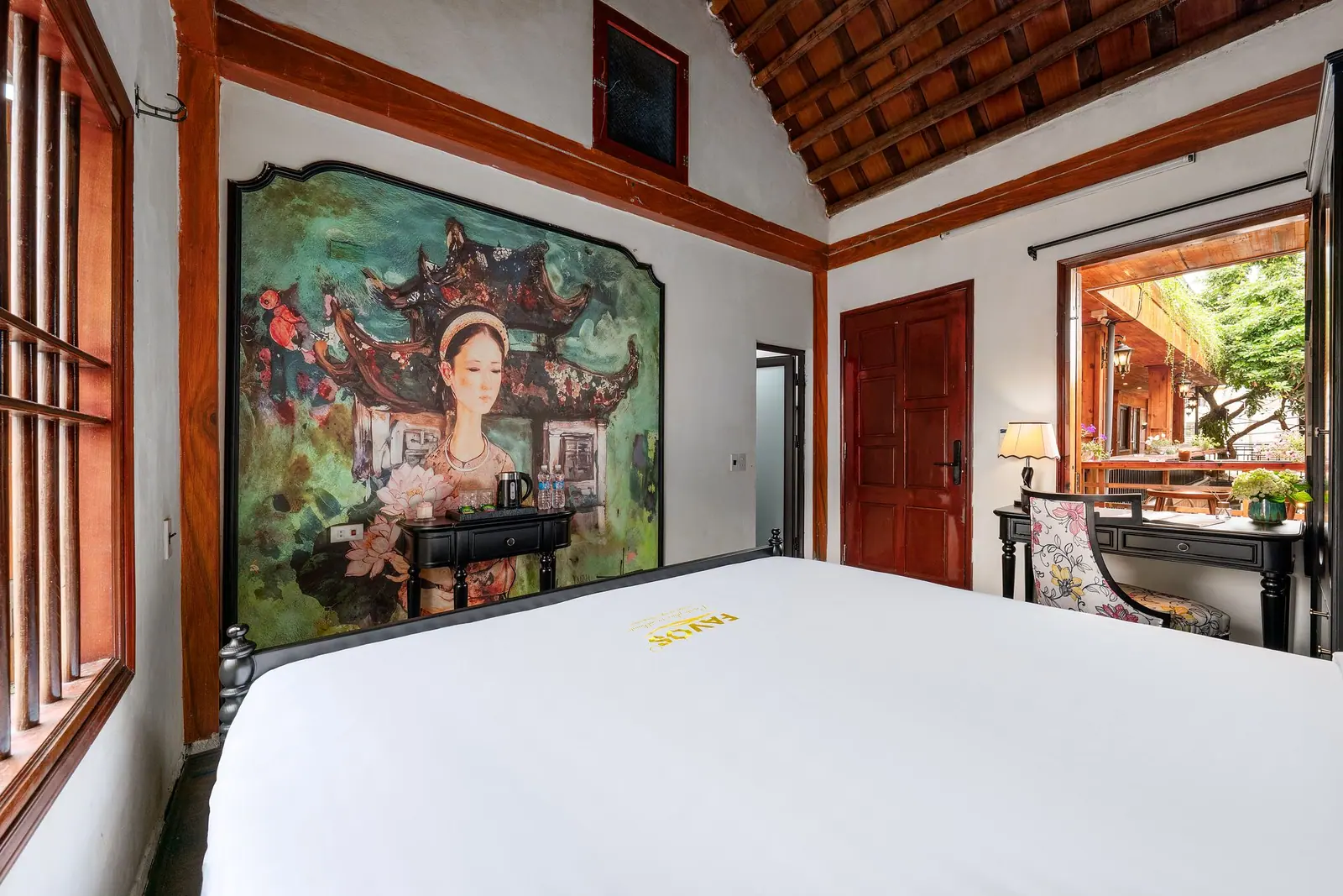 Phòng giường đôi hướng vườn — tranh tường và giường