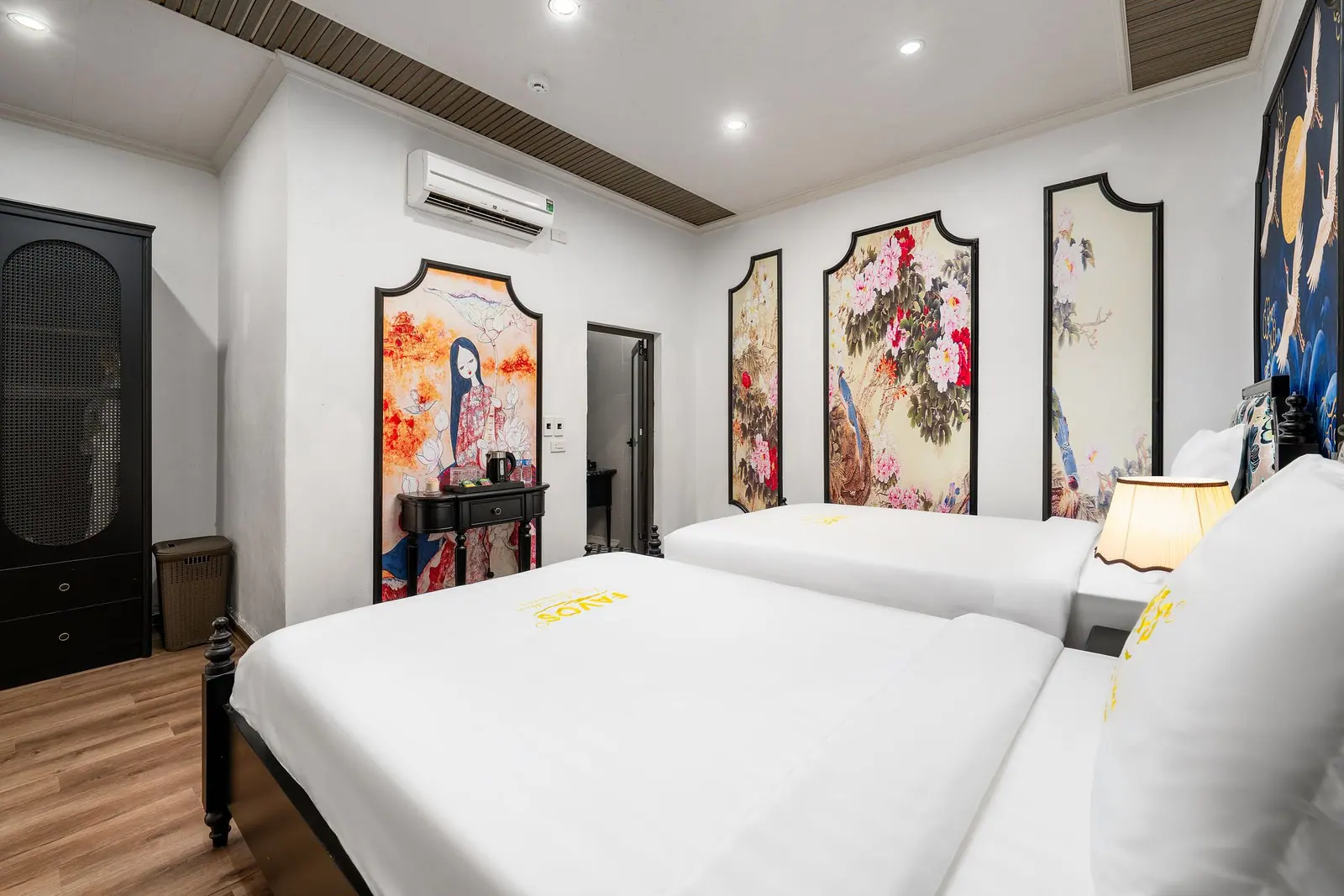 Phòng 2 giường đơn hướng núi — nhìn toàn phòng