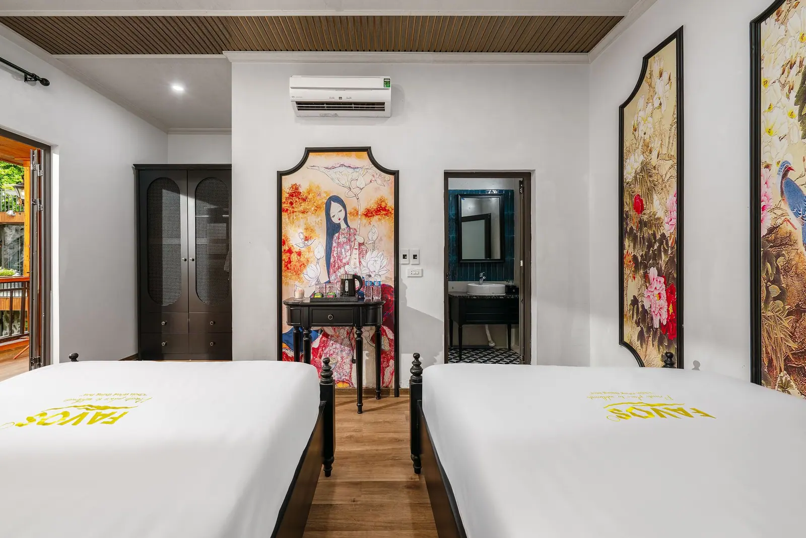 Phòng 2 giường đơn hướng núi — lối vào phòng tắm