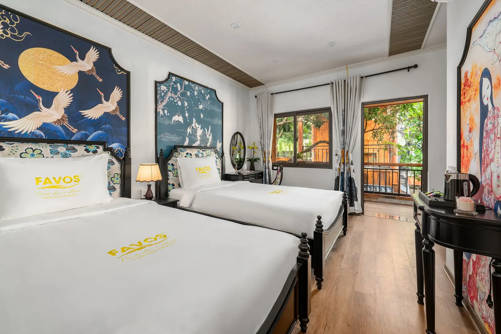 Phòng 2 giường đơn hướng núi — góc nghỉ